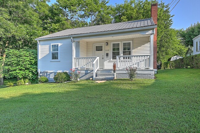 Building Photo - 608 Forest St