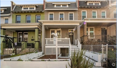 Building Photo - 4 bed 3.5 bath. Parking! Pets Welcome!