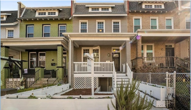 Building Photo - 4 bed 3.5 bath. Parking! Pets Welcome!