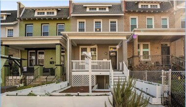 Building Photo - 4 bed 3.5 bath. Parking! Pets Welcome!