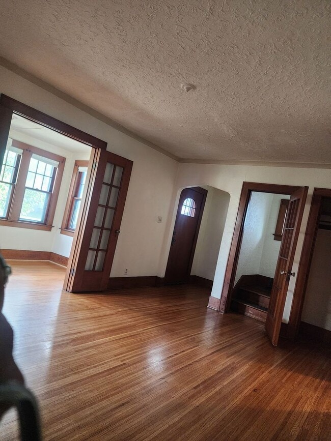 Building Photo - STUNNING 3 BEDROOM SINGLE FAMILY
