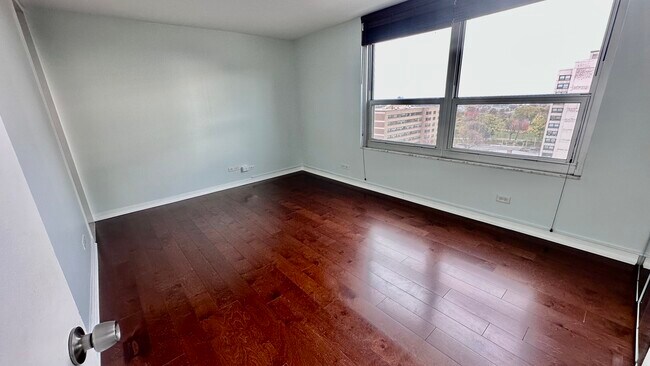 Building Photo - 720 W Gordon Terrace
