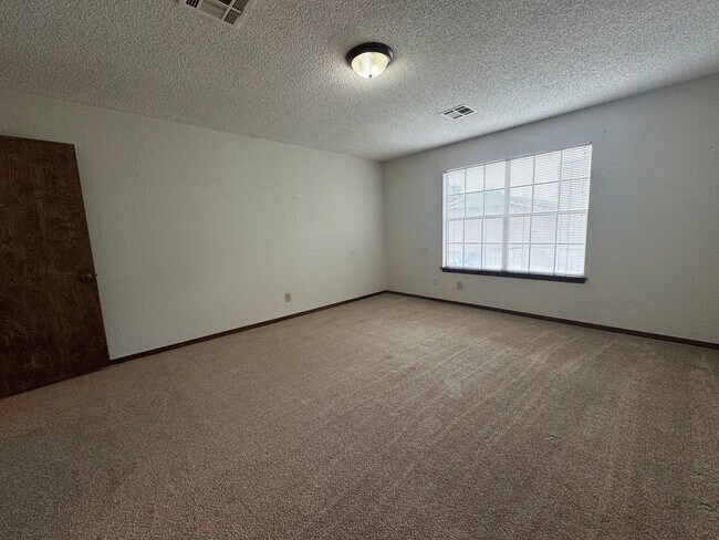 Building Photo - Gorgeous 3 bedroom 2.5 bathroom Duplex home!
