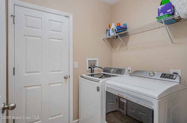 Building Photo - 1050 Cayman Dr