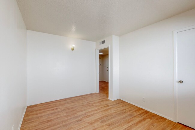 Building Photo - NE 1248/sf 3/BD 2/BA 1/CG