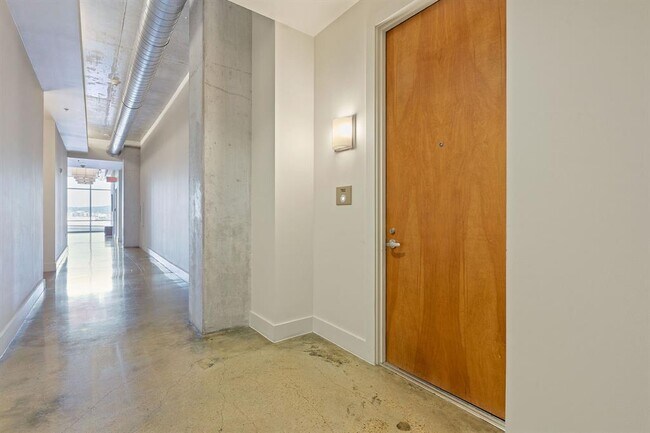 Building Photo - 800 W 5th St