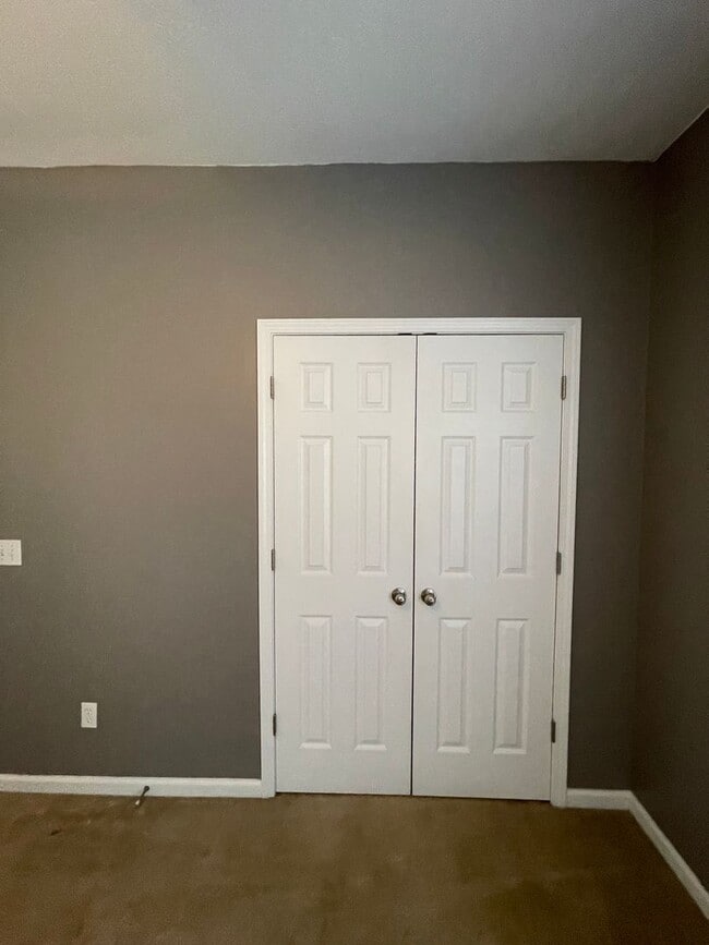 Building Photo - Wakefield Subdivision!  End Unit.