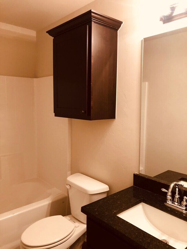 Building Photo - 3 bed 2 bath with 2 car garage duplex for rent in Edmond near Broadway and 2nd Street!