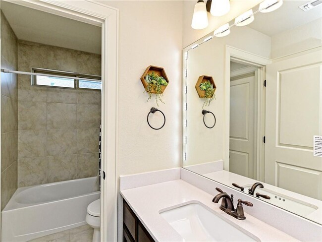 Building Photo - 332 Quartz Dr