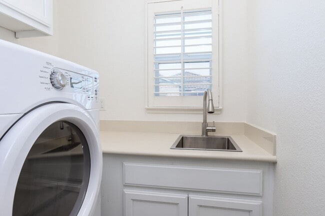 Building Photo - 4 Bed / 3 Bath San Bruno home in highly de...