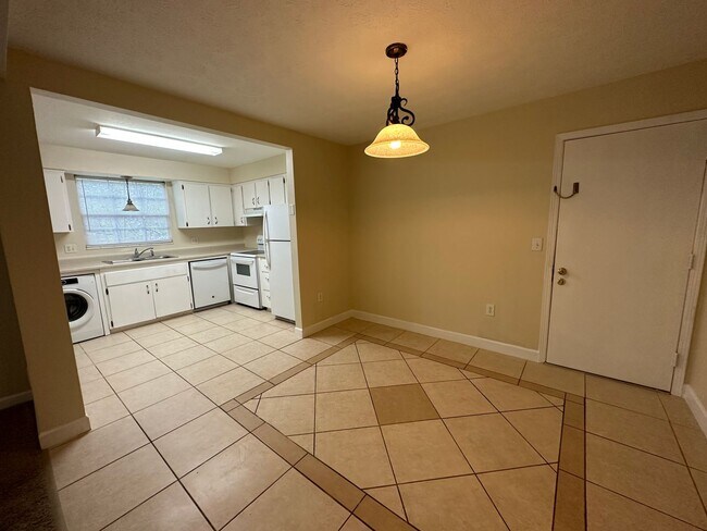 Building Photo - Spacious 3Bed/2Bath Condo in Colonial Point!