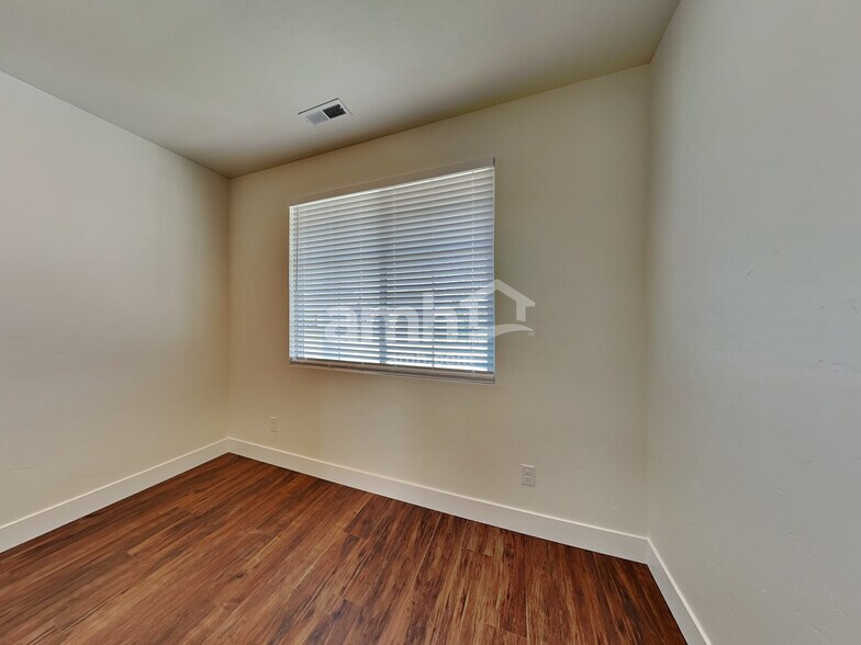 Building Photo - 9331 W Clancy St