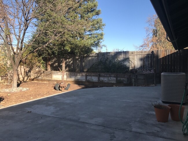 Building Photo - Beautiful 4 bedroom custom