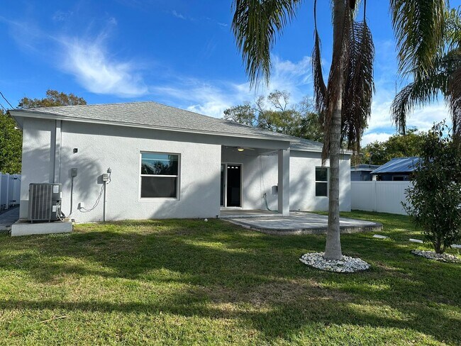 Building Photo - Newer Single Family Home 3-2-2 Seminole