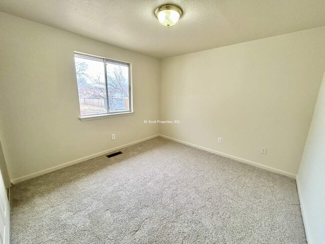 Building Photo - 925 Opalite Dr