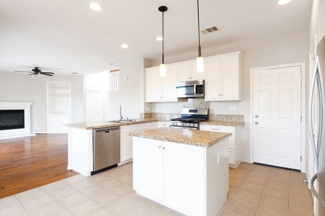 Building Photo - 25357 Avanti Ct