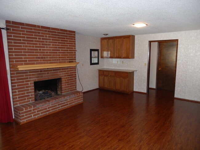 Building Photo - Spacious Daylight Rambler in Desirable Fir...
