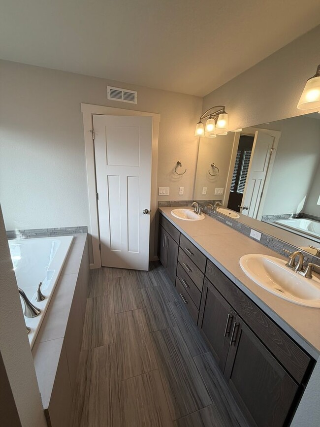 Building Photo - Must See Large Home in HOA Neighborhood!