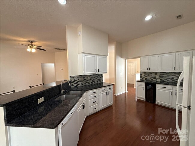 Building Photo - 14520 Sapphire Ln