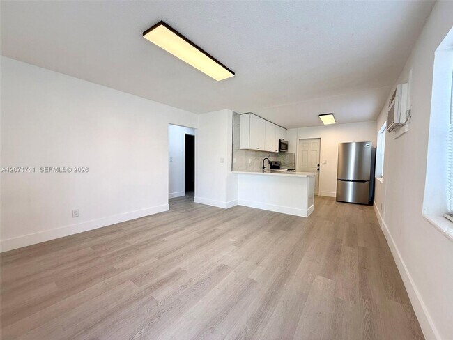 Building Photo - 910 SW 2nd Ave