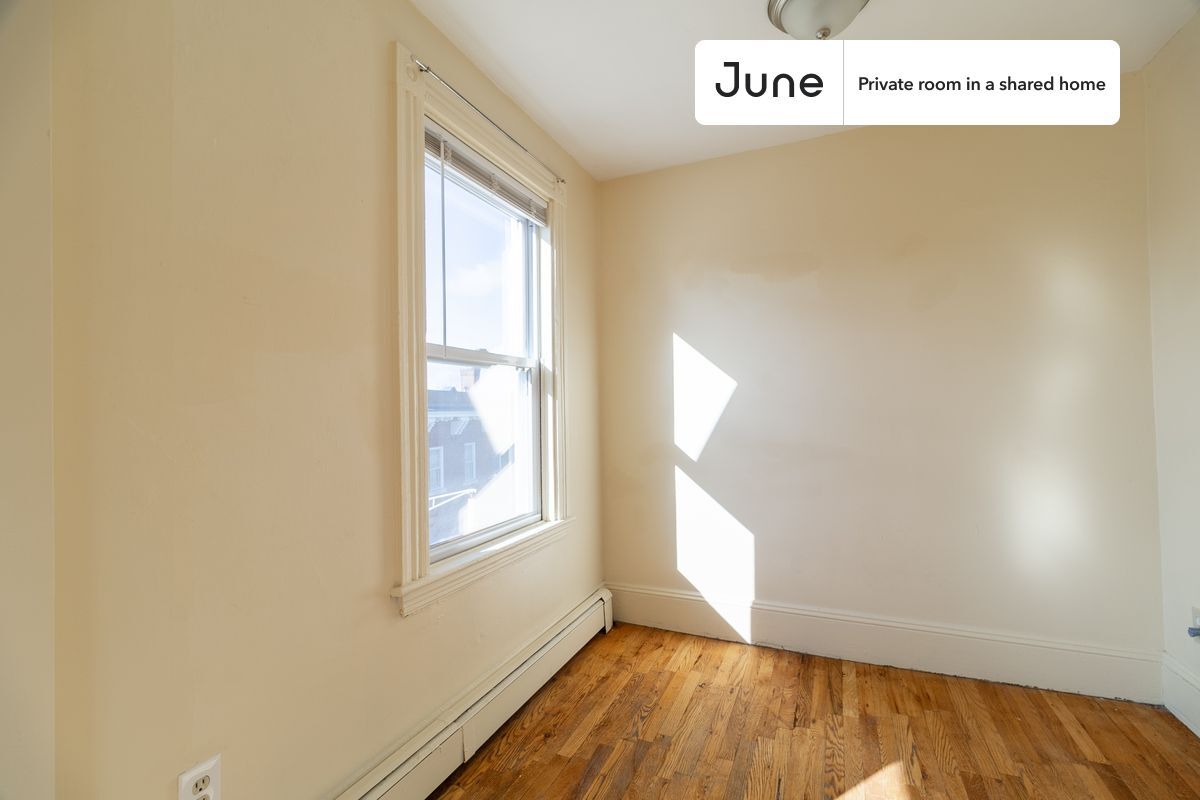 Building Photo - Private bedroom in 4 bed/1 bath Home
