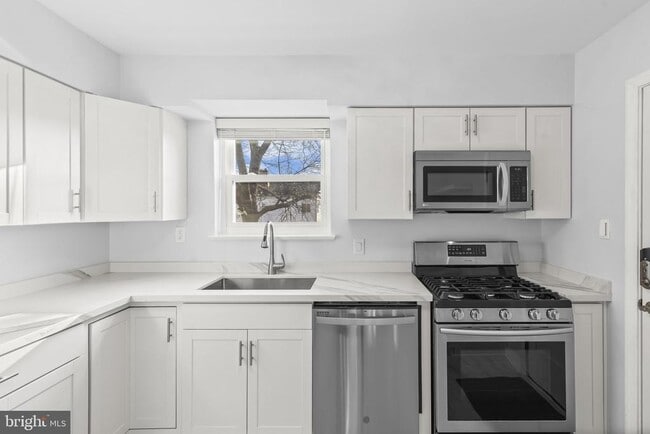 Building Photo - 3918 Usher Ave