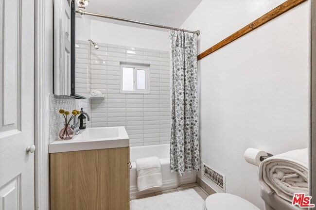 Building Photo - 1319 S Mansfield Ave