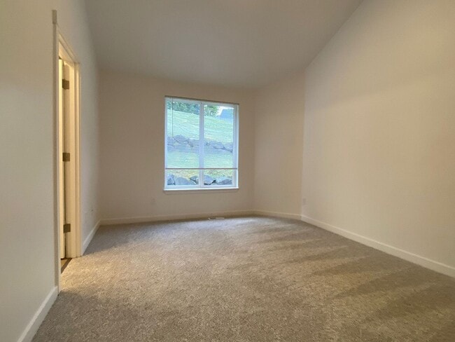 Building Photo - Stylish 4 Bedroom, 2 Bathroom Home with Gr...