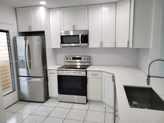 Building Photo - 851 NE 14th Ave