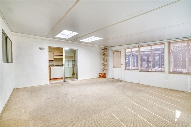 Building Photo - 5 Bedroom 3-bathroom Large single level home!