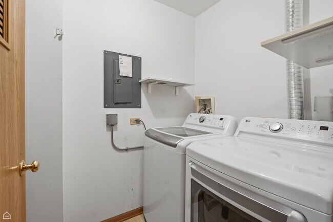 Building Photo - 490 Westwood Ct