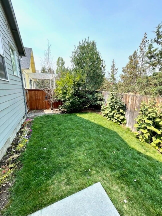 Building Photo - Gorgeous single level home in NE Bend!