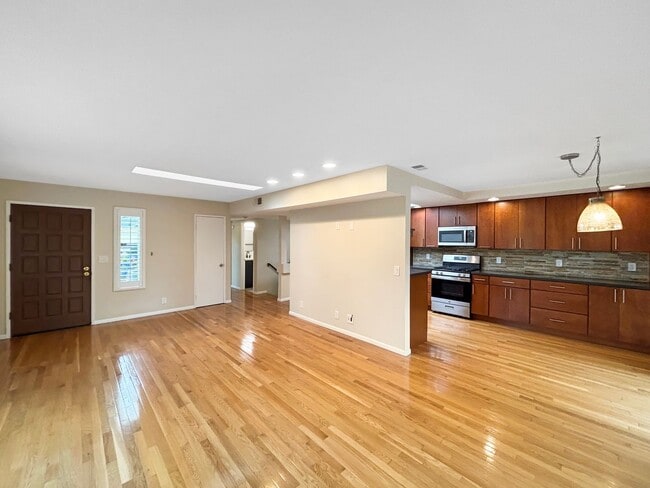 Building Photo - Beautiful 3BD/3BA Townhouse in Fashion Val...