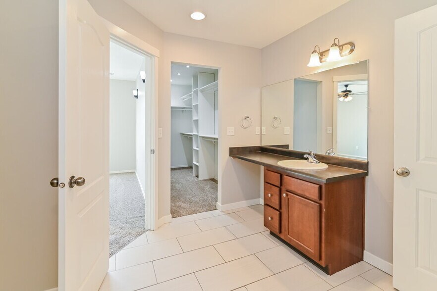 Building Photo - 606 S Willow Park Dr