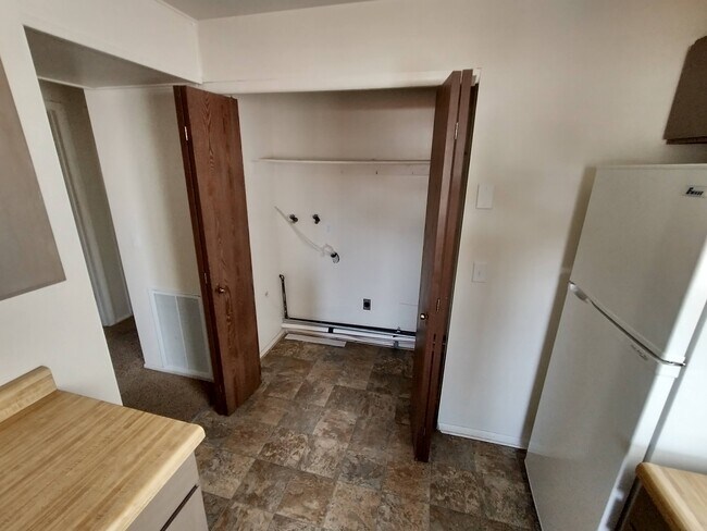 Laundry Hookup - 745 S Vernal Ave