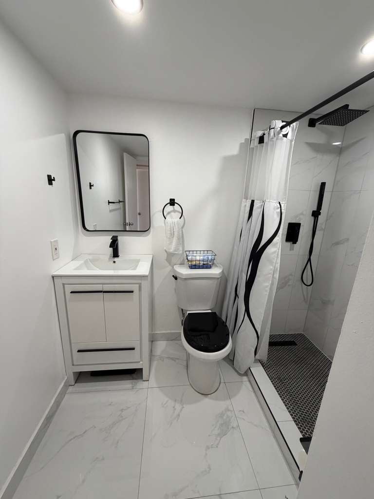 Building Photo - 9180 Fontainebleau Blvd