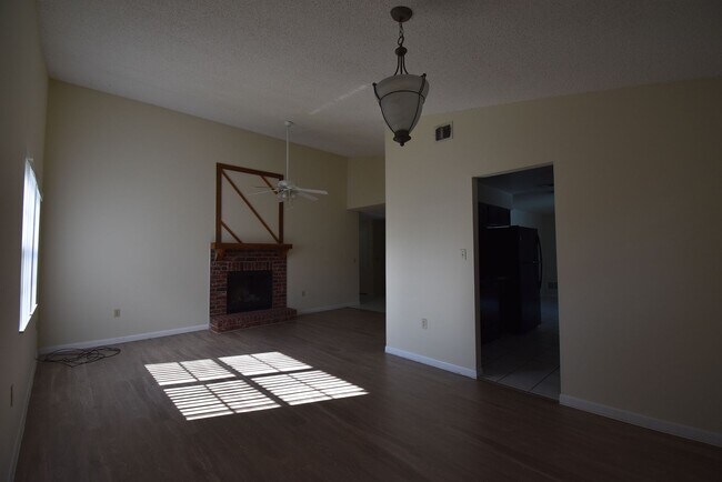 Building Photo - APOPKA: 3 bed/2 bath POOL HOME - AVAILABLE...