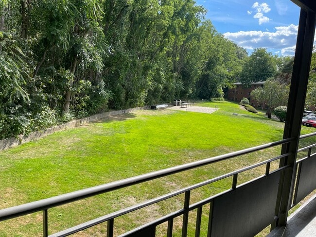 Building Photo - Older renovation but very nice layout 2 bed .  ht Hw Inc No Fee Next 1 FREE MONTH