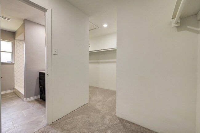 Building Photo - 9006 Stone Brook Ln