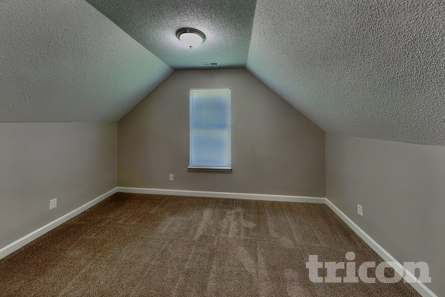 Building Photo - 809 Valley Creek Dr