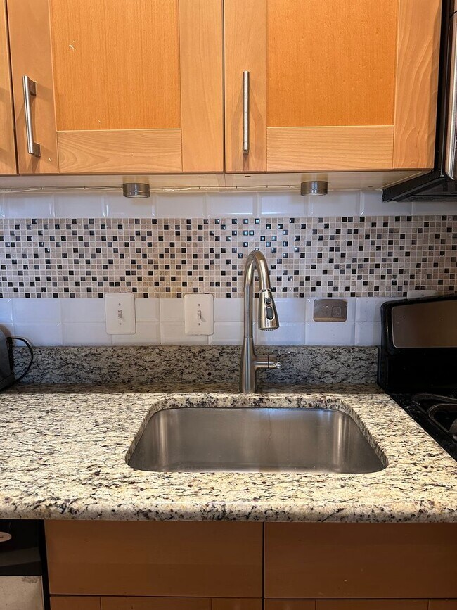 Building Photo - Fantastic Adams Morgan Location!