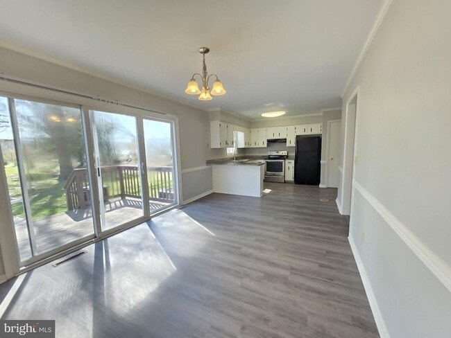 Building Photo - 830 Larch Way