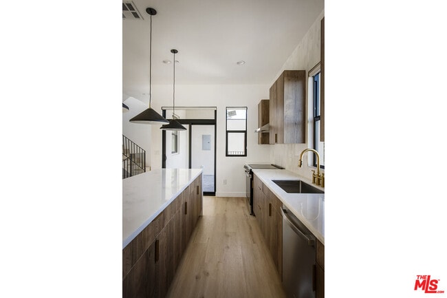 Building Photo - 2651 Vineyard Ave