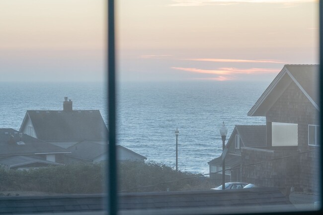 Building Photo - Beautiful Home in Nye Beach!