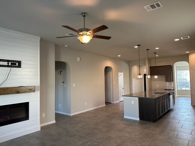 Building Photo - 7331 Saddle Tree Dr