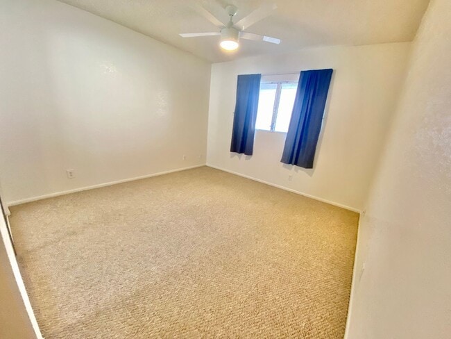 Building Photo - 2 Bed, 2 Bath Townhouse in Salt Lake near Stadium Mall & Rail Station!