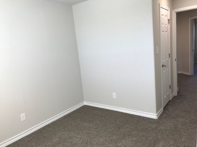 Building Photo - Town home for rent