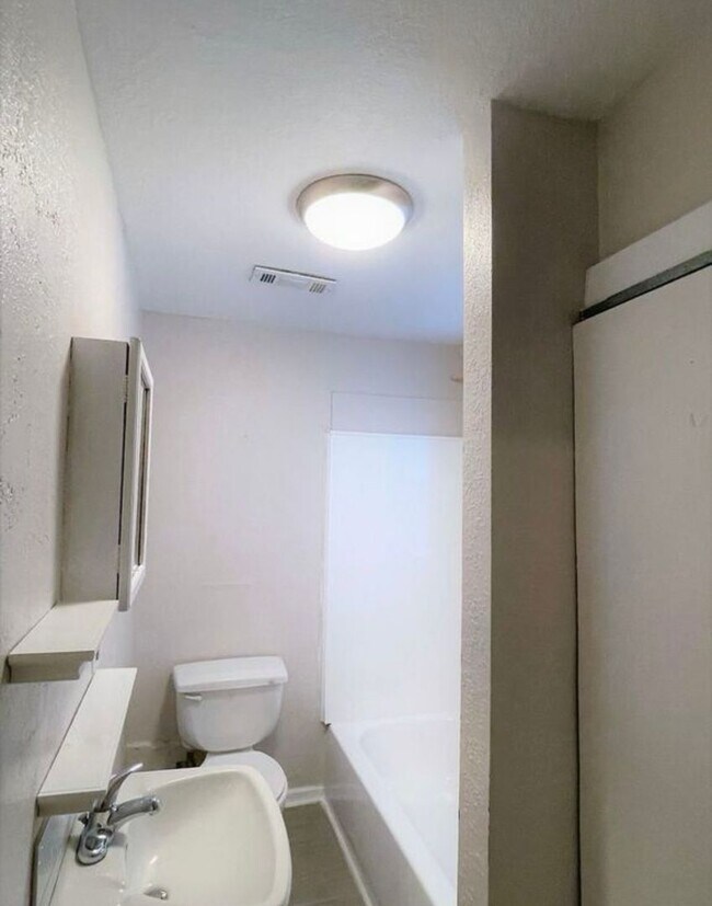 Building Photo - COMING SOON- 2 Bed 1 Bath Home!