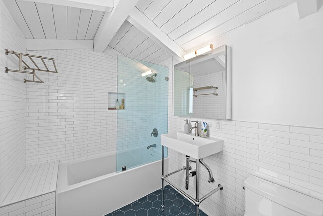 Building Photo - 450 Ruby St