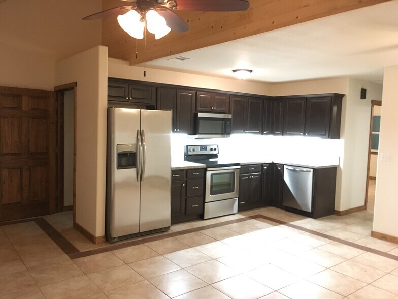 Beautiful kitchen, stainless steel appliances - 117 S Kaupo Dr